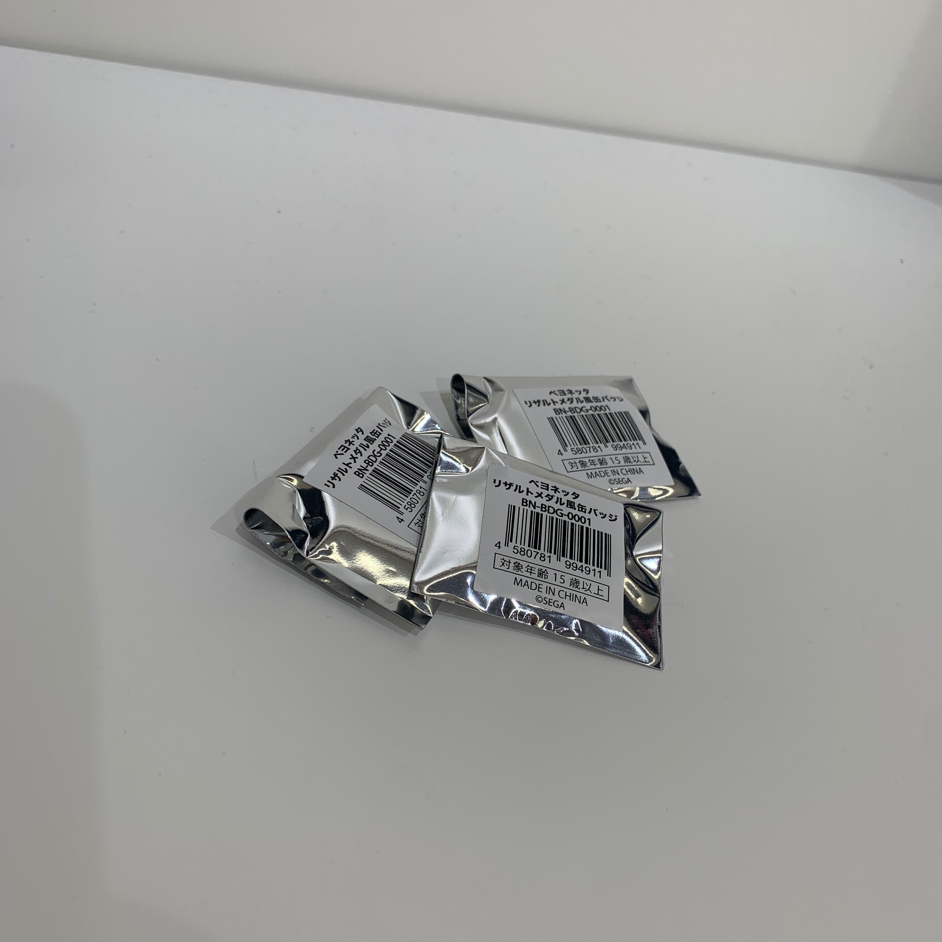 蓓優妮塔 評級金牌風襟章(8款隨機獲得1款)